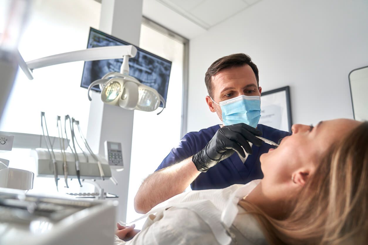 Zobu sakņu ārstēšana jeb endodontija var izglābt Jūsu zobu un smaidu. Uzziniet, kad tā ir nepieciešama un kā tā darbojas!